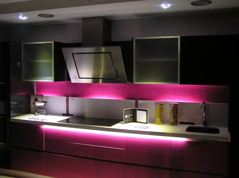 LED-Hintergrundbeleuchtung unter Küchenschränken (80 Fotos): Überblick über den Überblick, angehängte und andere Küchenlampen mit LEDs. Welche Lampen wählen besser? 21002_64