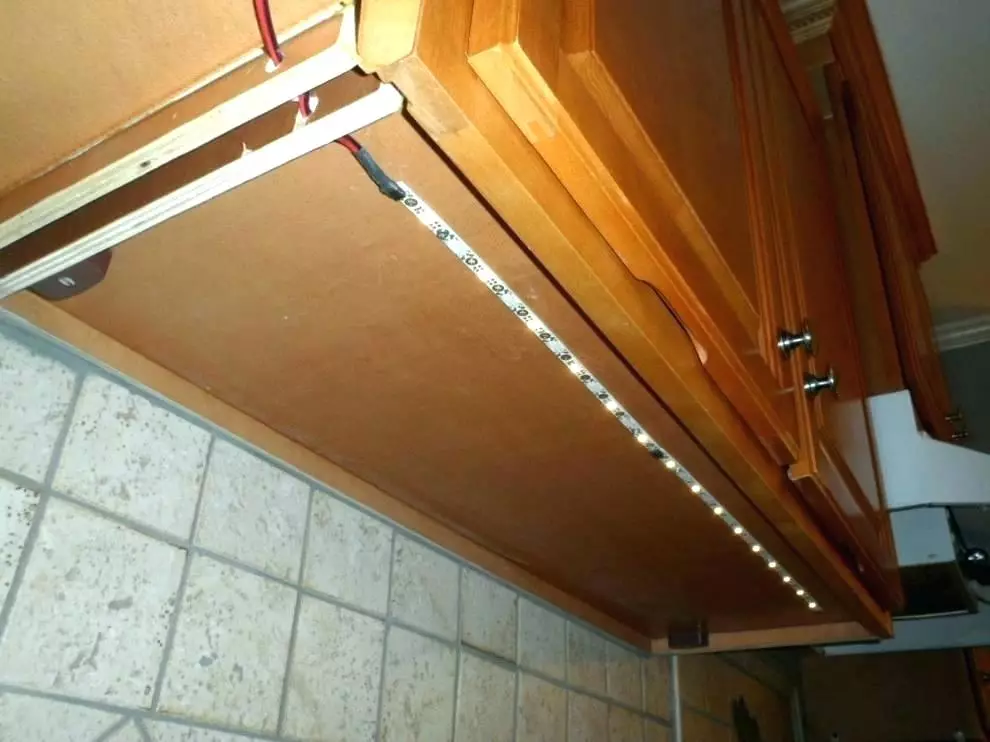 LED-Hintergrundbeleuchtung unter Küchenschränken (80 Fotos): Überblick über den Überblick, angehängte und andere Küchenlampen mit LEDs. Welche Lampen wählen besser? 21002_72
