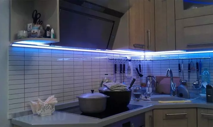 LED-Hintergrundbeleuchtung unter Küchenschränken (80 Fotos): Überblick über den Überblick, angehängte und andere Küchenlampen mit LEDs. Welche Lampen wählen besser? 21002_75