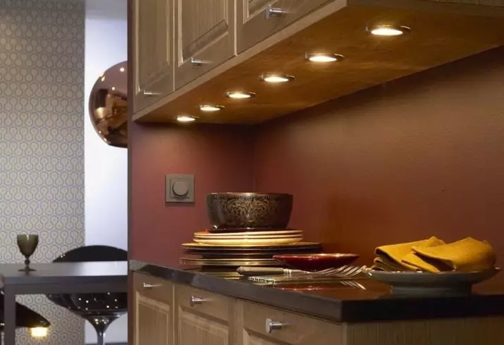 LED podsvietenie pod kuchynskými skrinkami (80 fotografií): Prehľad horných, pripojených a iných kuchynských svietidiel s LED diódami. Aké svietidlá lepšie si vybrať? 21002_78