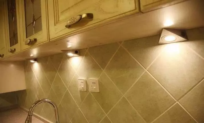 LED-Hintergrundbeleuchtung unter Küchenschränken (80 Fotos): Überblick über den Überblick, angehängte und andere Küchenlampen mit LEDs. Welche Lampen wählen besser? 21002_79