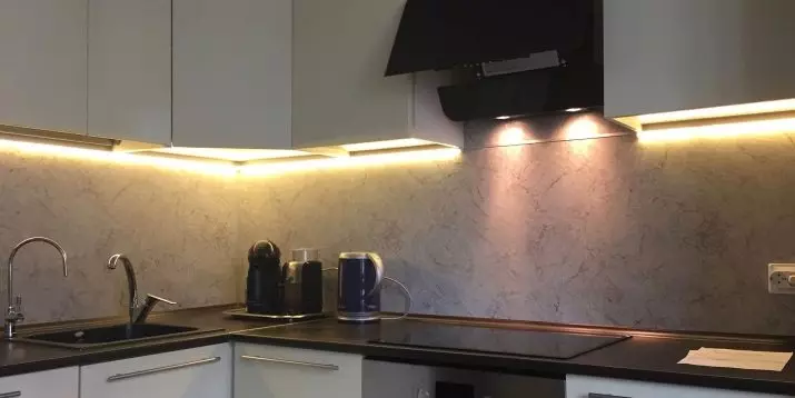 LED תאורה אחורית תחת ארונות מטבח (80 תמונות): סקירה של תקורה, מצורף ומנורות מטבח אחרים עם LEDs. אילו מנורות טוב יותר לבחור? 21002_80