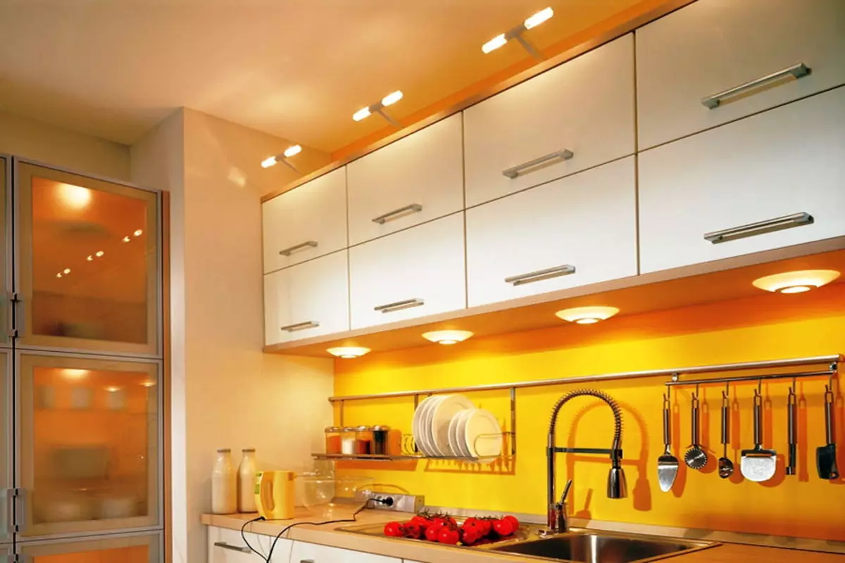 Küchenlampen (74 Fotos): Küchenschaufel- und Wand-Sensorlampen, Overhead- und Track-Lampen und -decke, andere Optionen 21003_19