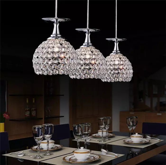 لامپ های آشپزخانه (74 عکس): آشپزخانه Sconce و لامپ های سنسور دیوار نصب شده، سربار و چراغ های پیگیری و سقف، گزینه های دیگر 21003_57