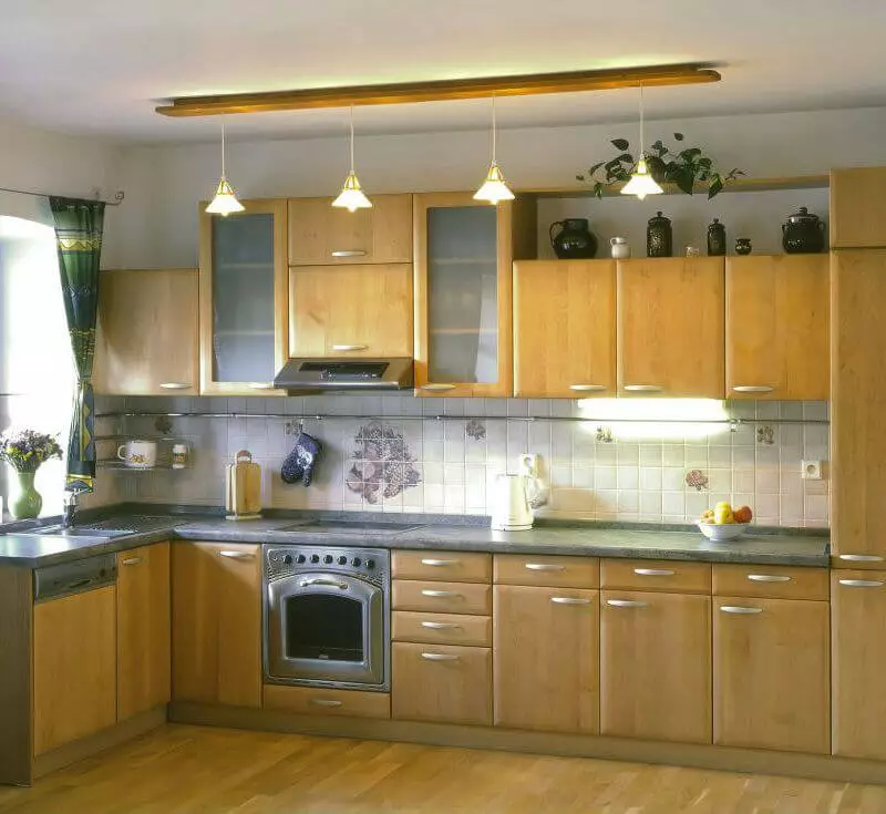 Virtuves lampas (74 fotoattēli): virtuves Sconce un sienas sensora lampas, virs galvas un sliežu lampas un griesti, citas iespējas 21003_67