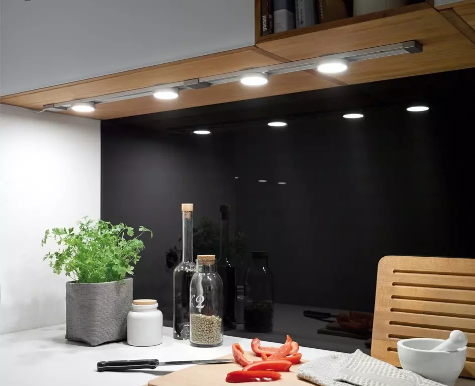 Virtuves lampas (74 fotoattēli): virtuves Sconce un sienas sensora lampas, virs galvas un sliežu lampas un griesti, citas iespējas 21003_7