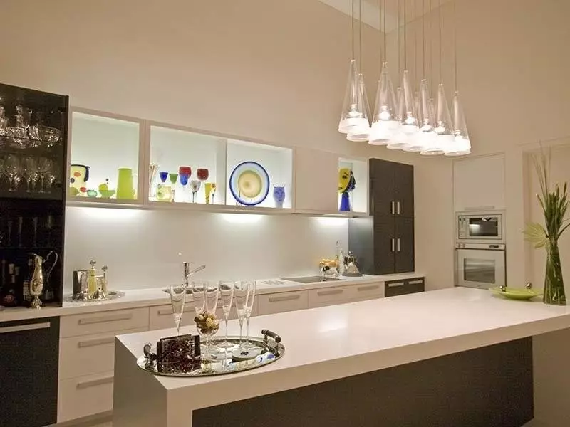 لامپ های آشپزخانه (74 عکس): آشپزخانه Sconce و لامپ های سنسور دیوار نصب شده، سربار و چراغ های پیگیری و سقف، گزینه های دیگر 21003_70