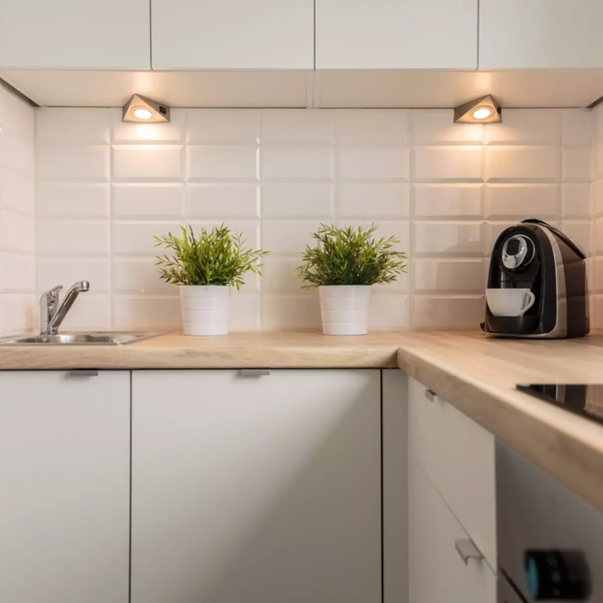 Osvetlenie v kuchyni (52 fotografií): Ako správne organizovať svetlo v kuchynskom interiéri? Dizajn a možnosti pre svietidlá na strope a stenách 21004_12