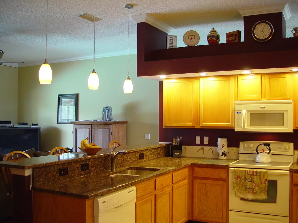 Oświetlenie w kuchni (52 zdjęcia): Jak prawidłowo zorganizować światło w wnętrzu kuchni? Projektowanie i opcje do lamp na suficie i ścianach 21004_13
