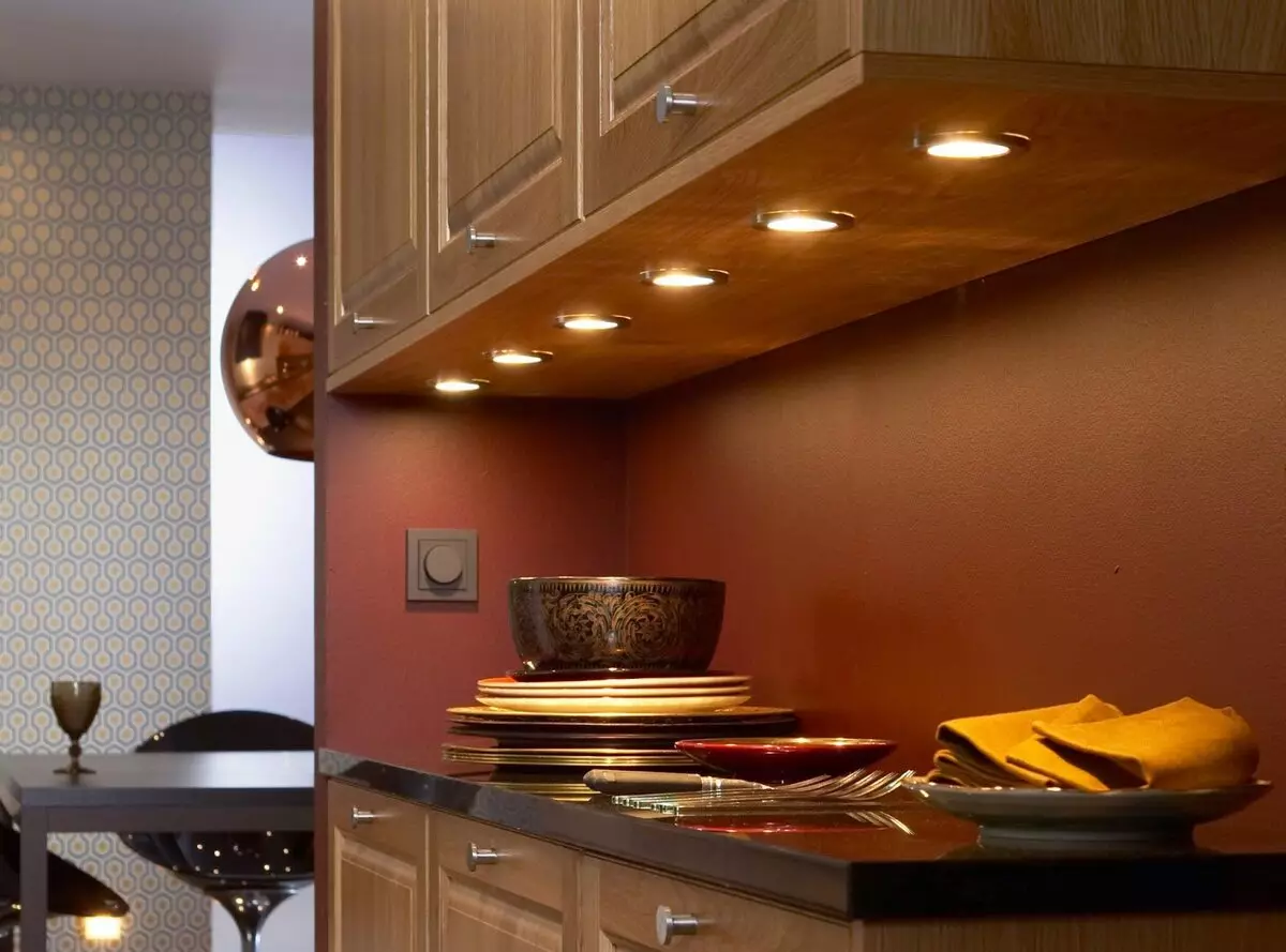 Осветлување во кујната (52 фотографии): Како правилно да се организира светлина во внатрешноста на кујната? Дизајн и опции за светилки на таванот и ѕидовите 21004_14