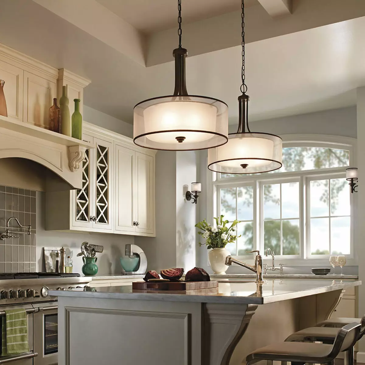 Φωτισμός στην κουζίνα (52 φωτογραφίες): Πώς να οργανώσετε σωστά το φως στο εσωτερικό της κουζίνας; Σχεδιασμός και επιλογές για τους λαμπτήρες στην οροφή και τους τοίχους 21004_17