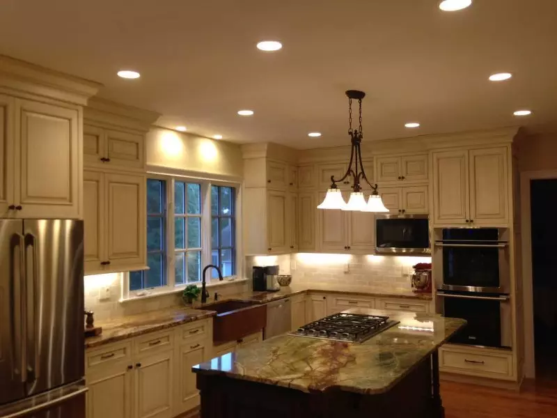 Valaistus keittiössä (52 kuvaa): Kuinka kunnolla järjestetään valo keittiön sisätilassa? Suunnittelu ja vaihtoehdot valaisimille kattoon ja seiniin 21004_18