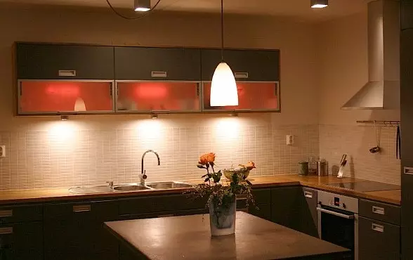 Valaistus keittiössä (52 kuvaa): Kuinka kunnolla järjestetään valo keittiön sisätilassa? Suunnittelu ja vaihtoehdot valaisimille kattoon ja seiniin 21004_20