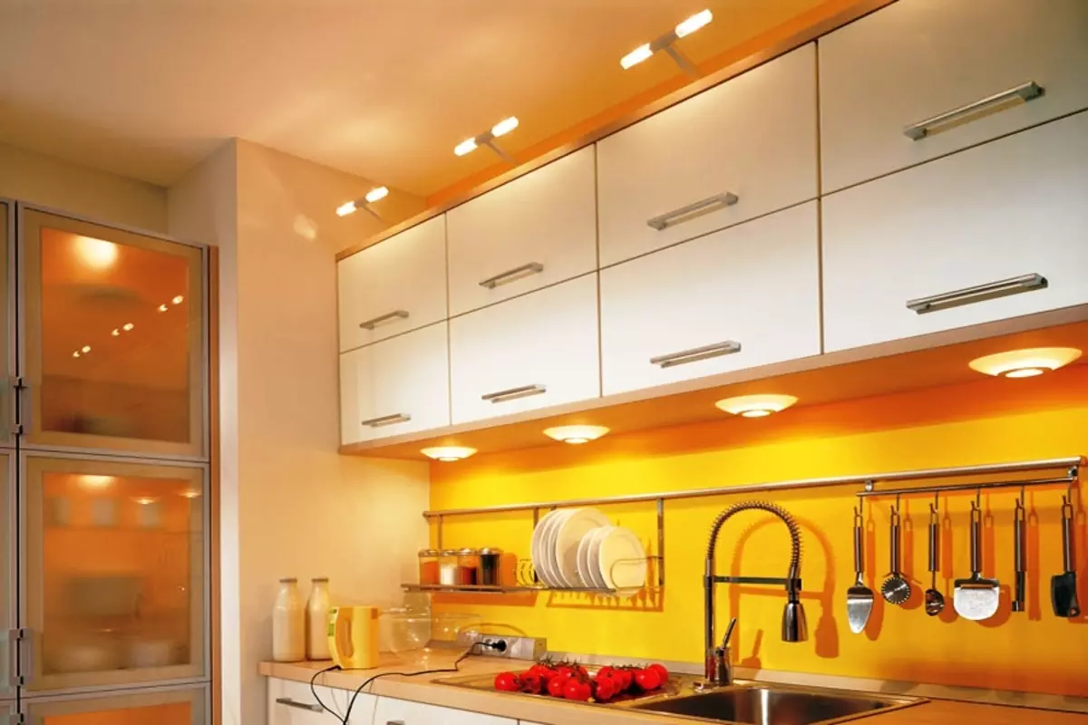 Rasvjeta u kuhinji (52 fotografije): Kako pravilno organizirati svjetlo u unutrašnjosti kuhinje? Dizajn i opcije za svjetiljke na stropu i zidovima 21004_26