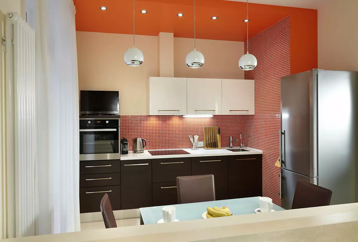 Осветлување во кујната (52 фотографии): Како правилно да се организира светлина во внатрешноста на кујната? Дизајн и опции за светилки на таванот и ѕидовите 21004_29