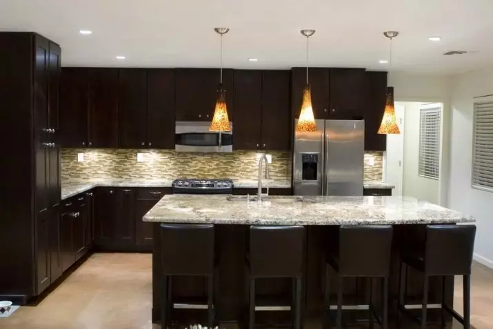 Apgaismojums virtuvē (52 fotogrāfijas): kā pareizi organizēt gaismu virtuves interjerā? Dizains un iespējas lampām uz griestiem un sienām 21004_3