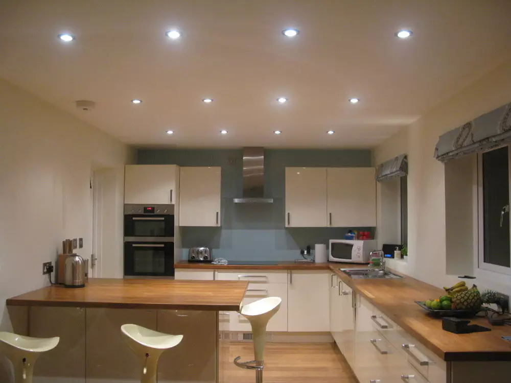 Φωτισμός στην κουζίνα (52 φωτογραφίες): Πώς να οργανώσετε σωστά το φως στο εσωτερικό της κουζίνας; Σχεδιασμός και επιλογές για τους λαμπτήρες στην οροφή και τους τοίχους 21004_30