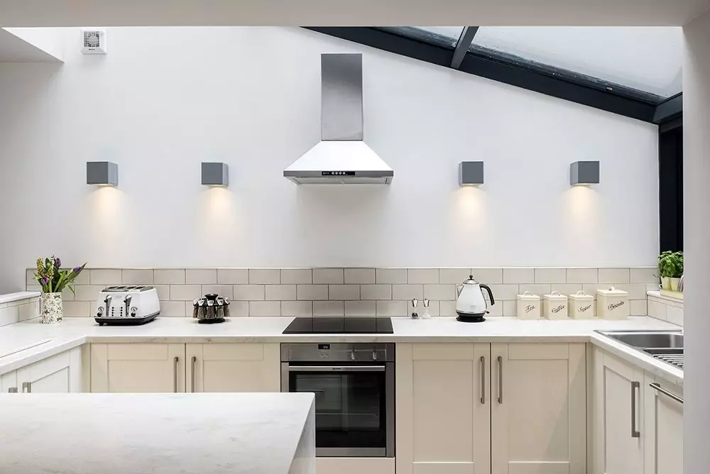 Apgaismojums virtuvē (52 fotogrāfijas): kā pareizi organizēt gaismu virtuves interjerā? Dizains un iespējas lampām uz griestiem un sienām 21004_33