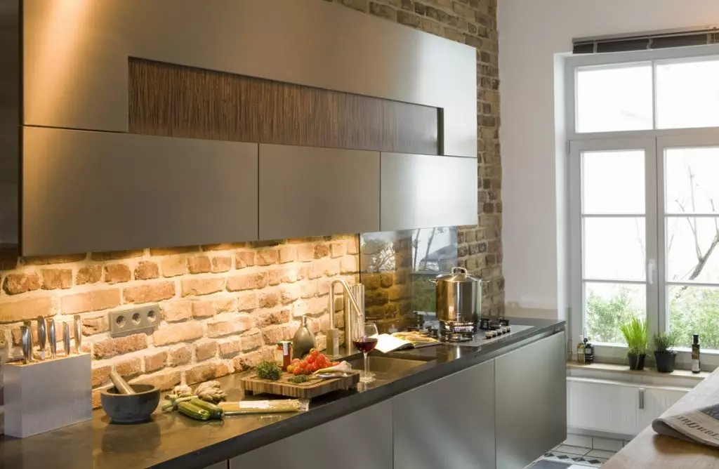 Осветлување во кујната (52 фотографии): Како правилно да се организира светлина во внатрешноста на кујната? Дизајн и опции за светилки на таванот и ѕидовите 21004_34