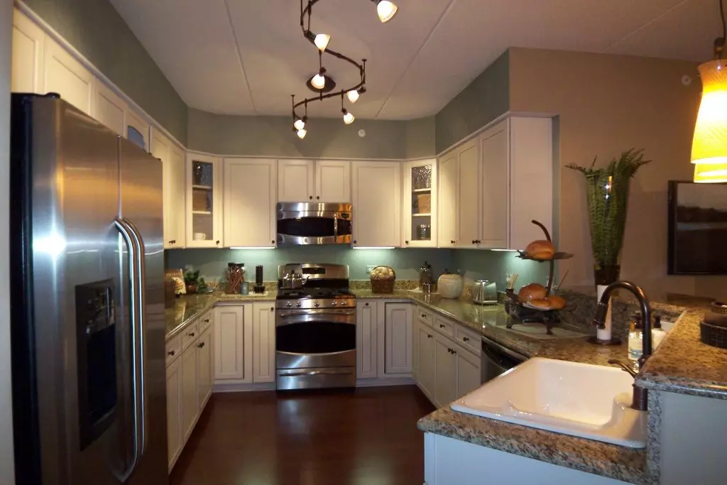 Valaistus keittiössä (52 kuvaa): Kuinka kunnolla järjestetään valo keittiön sisätilassa? Suunnittelu ja vaihtoehdot valaisimille kattoon ja seiniin 21004_35