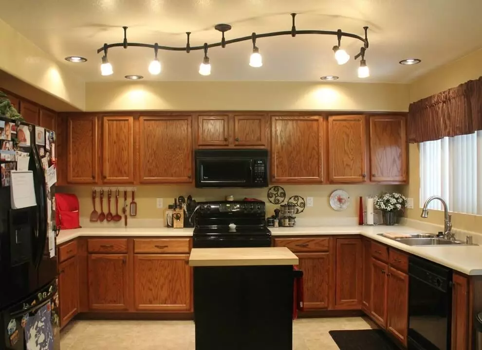Valaistus keittiössä (52 kuvaa): Kuinka kunnolla järjestetään valo keittiön sisätilassa? Suunnittelu ja vaihtoehdot valaisimille kattoon ja seiniin 21004_36