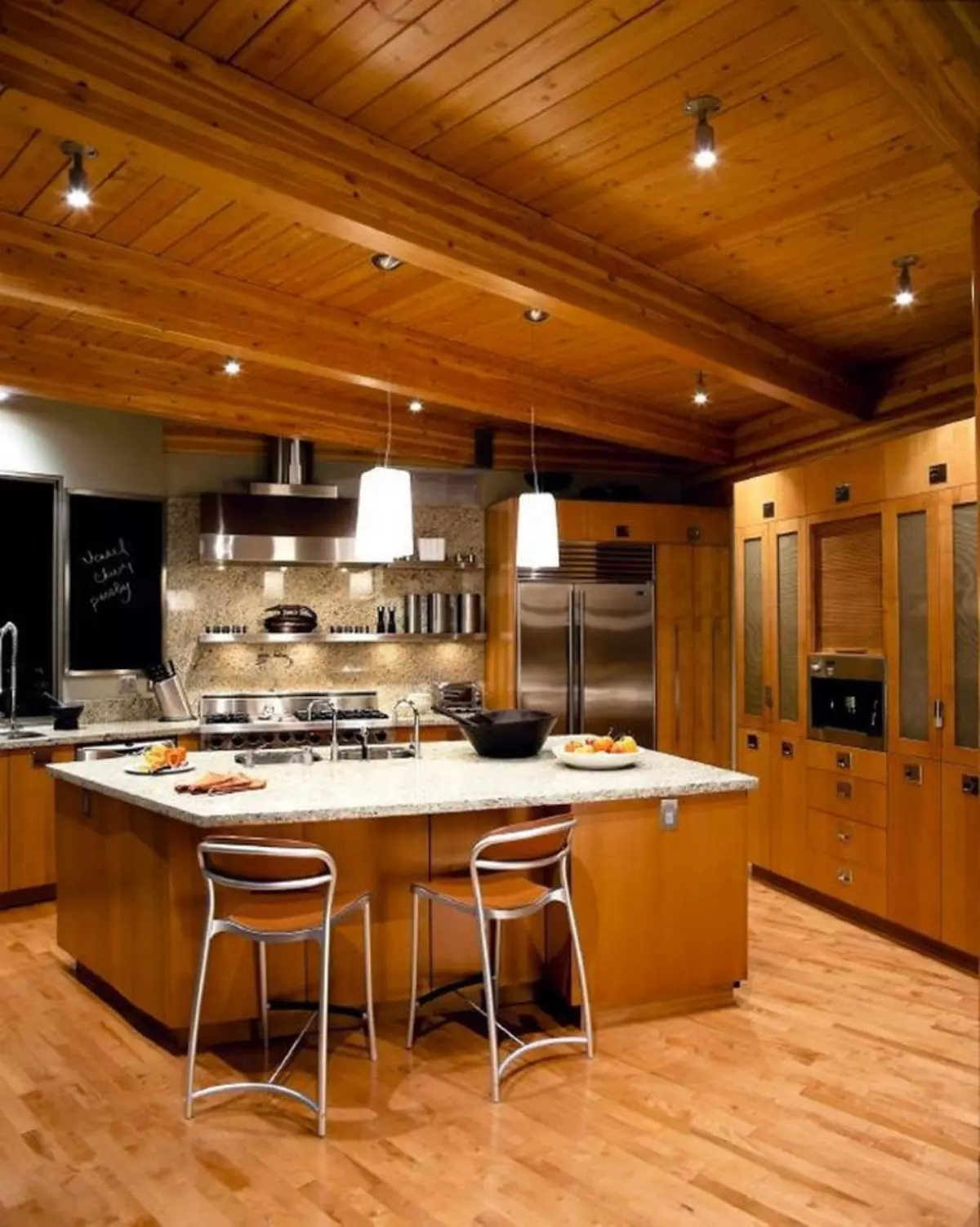 Iluminat în bucătărie (52 de fotografii): Cum să organizați în mod corespunzător lumina în interiorul bucătăriei? Design și opțiuni pentru lămpi de pe tavan și pereți 21004_4
