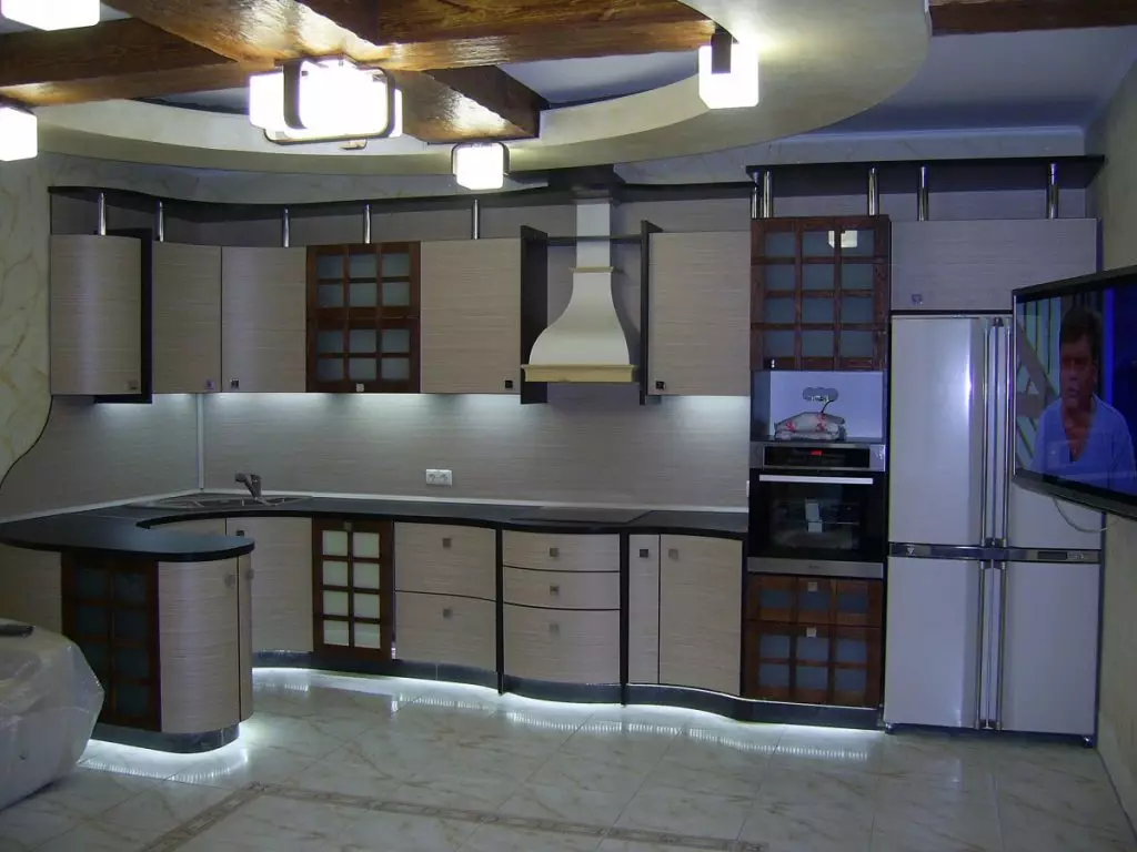 Valaistus keittiössä (52 kuvaa): Kuinka kunnolla järjestetään valo keittiön sisätilassa? Suunnittelu ja vaihtoehdot valaisimille kattoon ja seiniin 21004_44
