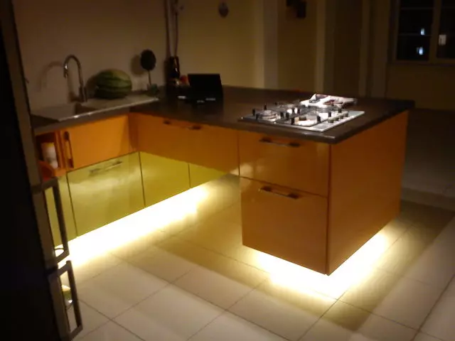 Rasvjeta u kuhinji (52 fotografije): Kako pravilno organizirati svjetlo u unutrašnjosti kuhinje? Dizajn i opcije za svjetiljke na stropu i zidovima 21004_45