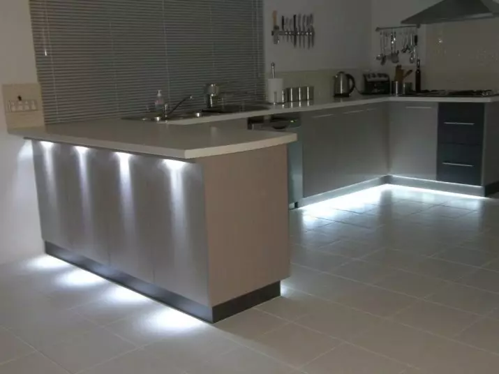 Iluminat în bucătărie (52 de fotografii): Cum să organizați în mod corespunzător lumina în interiorul bucătăriei? Design și opțiuni pentru lămpi de pe tavan și pereți 21004_49