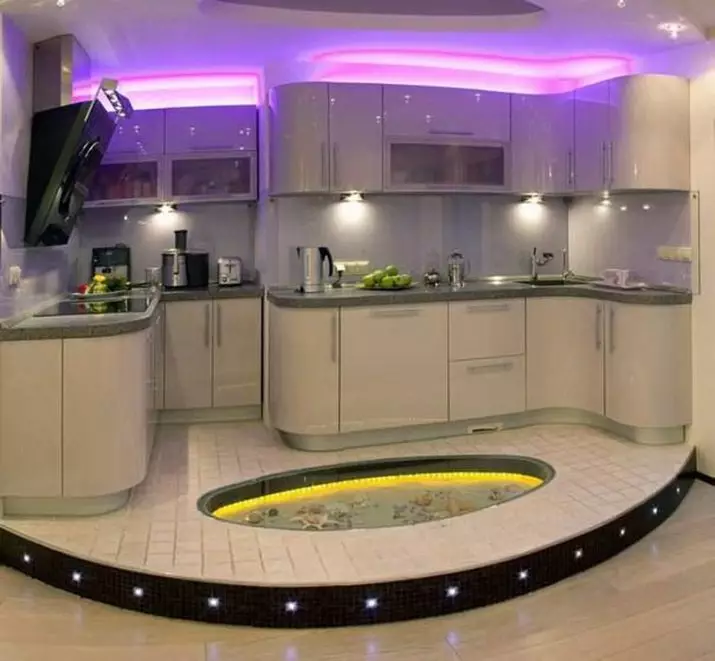 Iluminat în bucătărie (52 de fotografii): Cum să organizați în mod corespunzător lumina în interiorul bucătăriei? Design și opțiuni pentru lămpi de pe tavan și pereți 21004_50