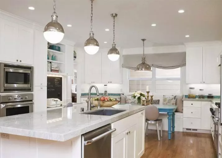 Iluminat în bucătărie (52 de fotografii): Cum să organizați în mod corespunzător lumina în interiorul bucătăriei? Design și opțiuni pentru lămpi de pe tavan și pereți 21004_51