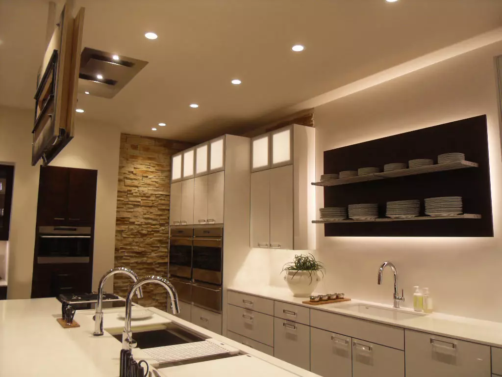 ไฟสปอร์ตไลท์ในห้องครัว (32 รูป): แสงสว่าง ตำแหน่งของพวกเขาเหนือพื้นผิวการทำงานและระยะทางของหลอดไฟจากผนัง 21005_10