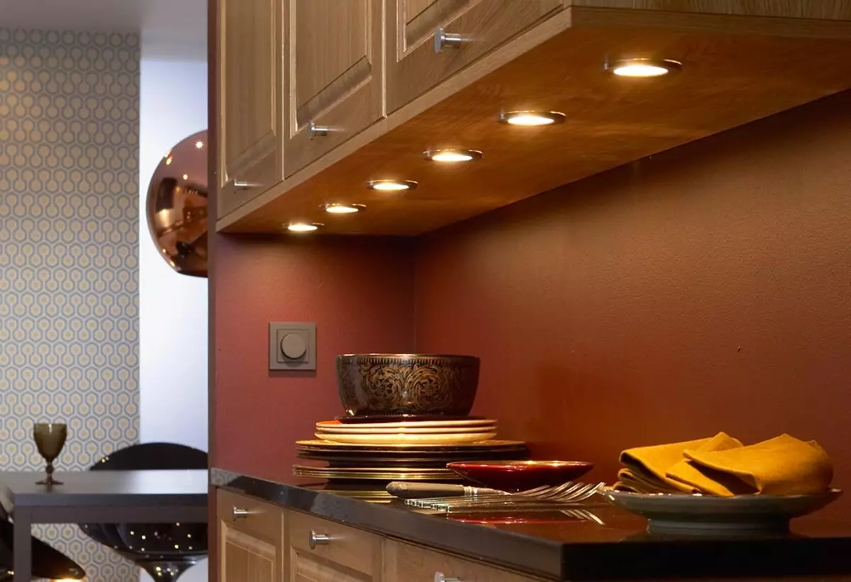ไฟสปอร์ตไลท์ในห้องครัว (32 รูป): แสงสว่าง ตำแหน่งของพวกเขาเหนือพื้นผิวการทำงานและระยะทางของหลอดไฟจากผนัง 21005_16