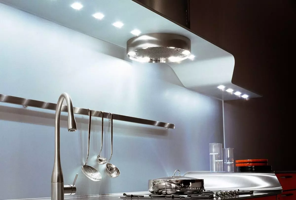 Lampu sorot di dapur (32 poto): cahaya. Lokasi aranjeunna di luhur permukaan damel sareng jarak lampu tina témbok 21005_19