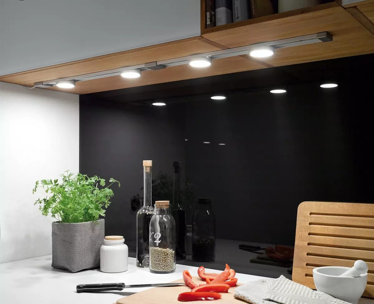 Lampu sorot di dapur (32 poto): cahaya. Lokasi aranjeunna di luhur permukaan damel sareng jarak lampu tina témbok 21005_2