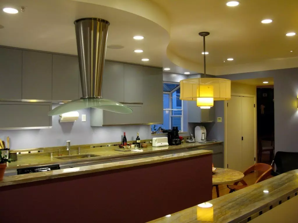 Faretti in cucina (32 foto): illuminazione. La loro posizione sopra la superficie di lavoro e la distanza delle lampade dal muro 21005_20