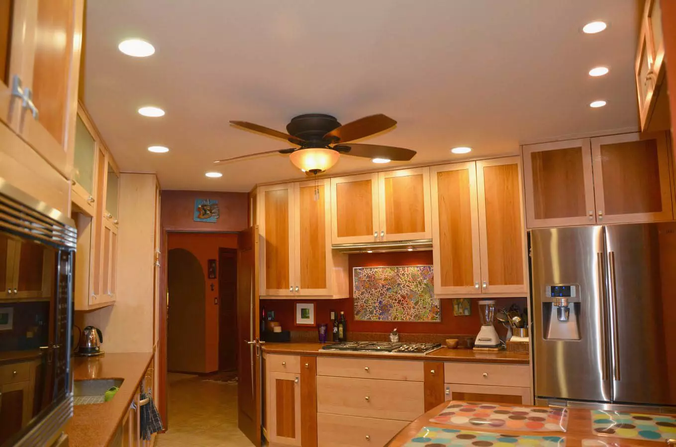 ไฟสปอร์ตไลท์ในห้องครัว (32 รูป): แสงสว่าง ตำแหน่งของพวกเขาเหนือพื้นผิวการทำงานและระยะทางของหลอดไฟจากผนัง 21005_30