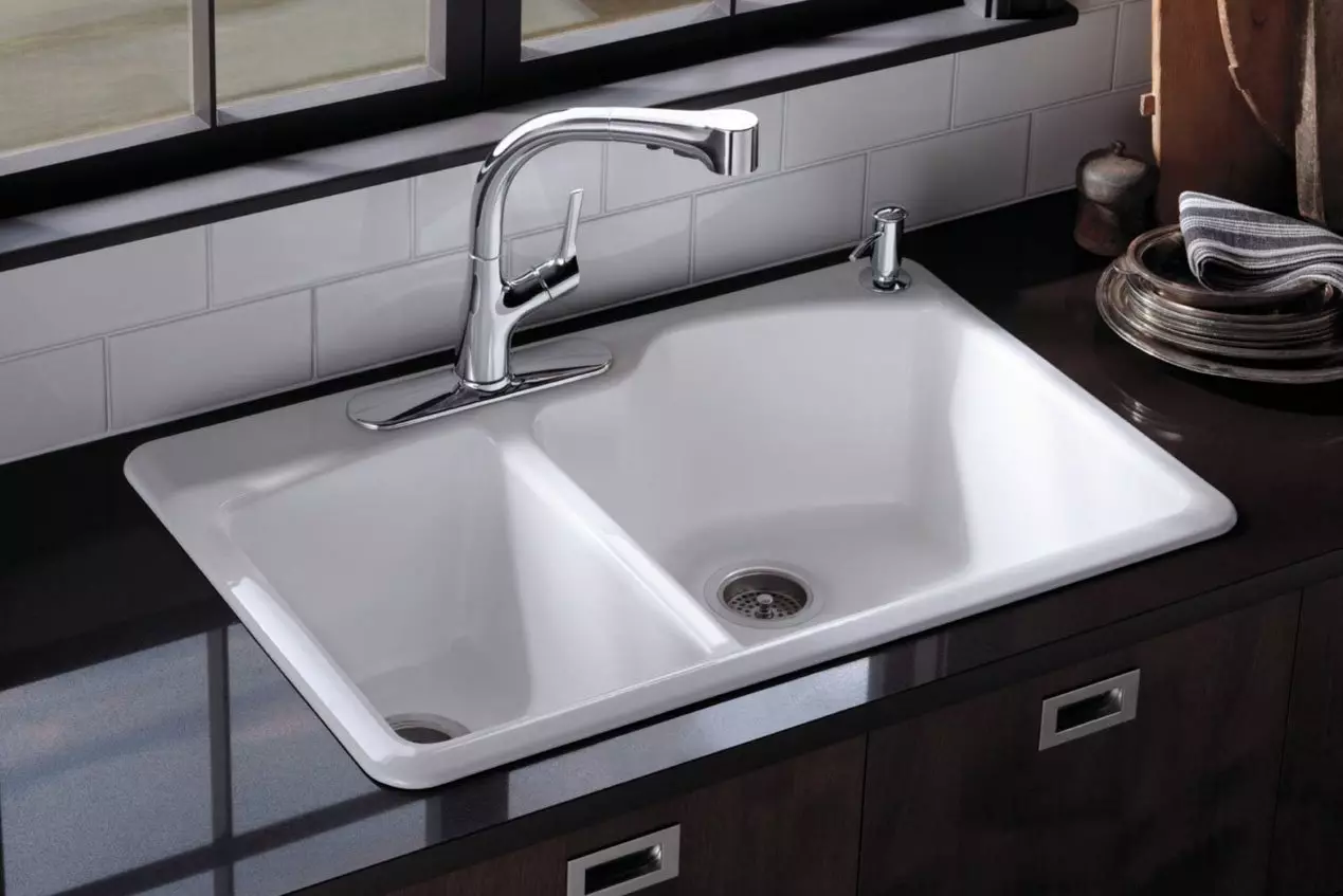 Metal Sinks untuk dapur (22 foto): Fitur-fitur wastafel dapur besi, ikhtisar aluminium dan model galvanis. Bagaimana cara memilih? 21009_11