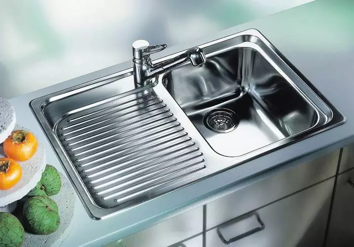 Metal Sinks untuk dapur (22 foto): Fitur-fitur wastafel dapur besi, ikhtisar aluminium dan model galvanis. Bagaimana cara memilih? 21009_12