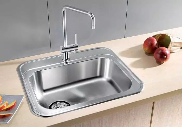 Metal Sinks untuk dapur (22 foto): Fitur-fitur wastafel dapur besi, ikhtisar aluminium dan model galvanis. Bagaimana cara memilih? 21009_13