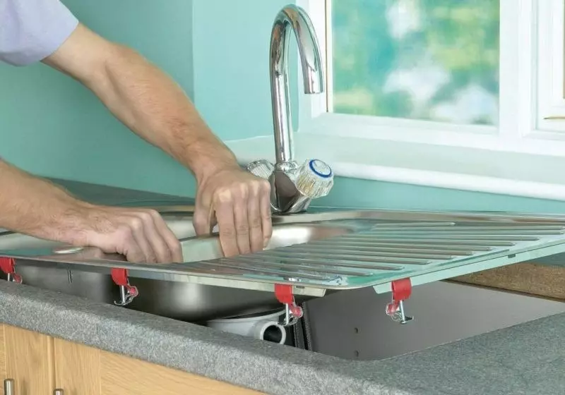 Metal Sinks untuk dapur (22 foto): Fitur-fitur wastafel dapur besi, ikhtisar aluminium dan model galvanis. Bagaimana cara memilih? 21009_14