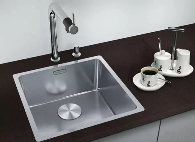 Metal Sinks untuk dapur (22 foto): Fitur-fitur wastafel dapur besi, ikhtisar aluminium dan model galvanis. Bagaimana cara memilih? 21009_16