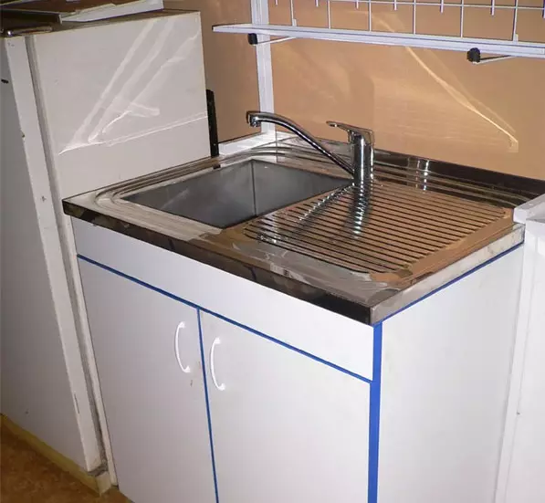 Metal Sinks untuk dapur (22 foto): Fitur-fitur wastafel dapur besi, ikhtisar aluminium dan model galvanis. Bagaimana cara memilih? 21009_18