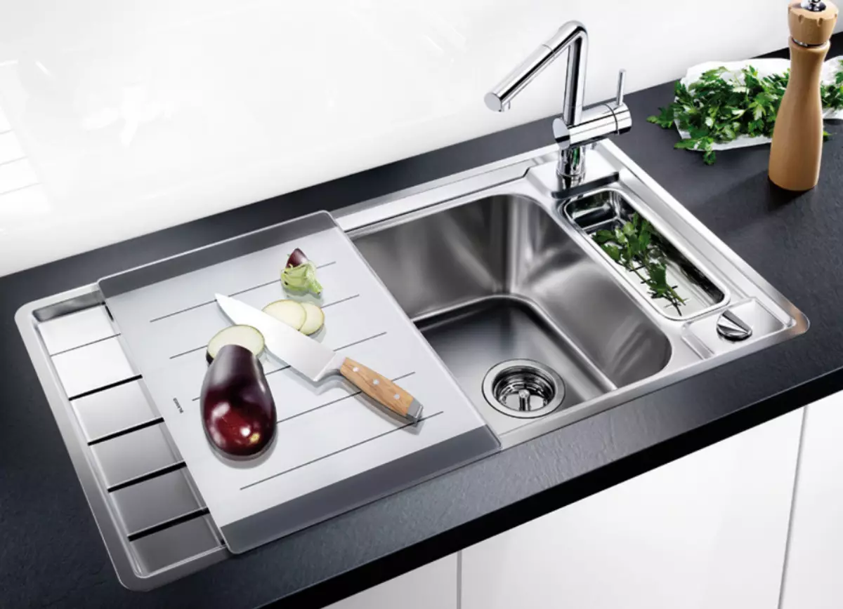 Metal Sinks untuk dapur (22 foto): Fitur-fitur wastafel dapur besi, ikhtisar aluminium dan model galvanis. Bagaimana cara memilih? 21009_2