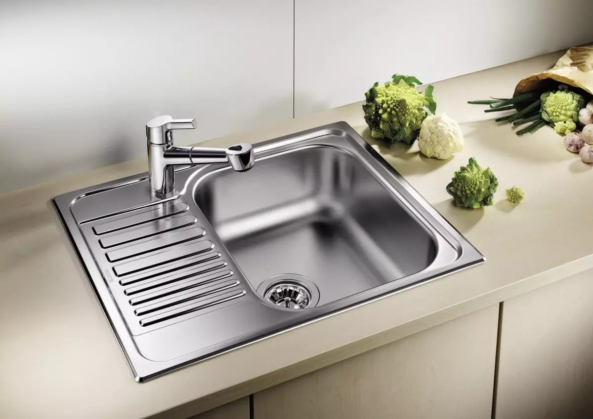 Metal Sinks untuk dapur (22 foto): Fitur-fitur wastafel dapur besi, ikhtisar aluminium dan model galvanis. Bagaimana cara memilih? 21009_20