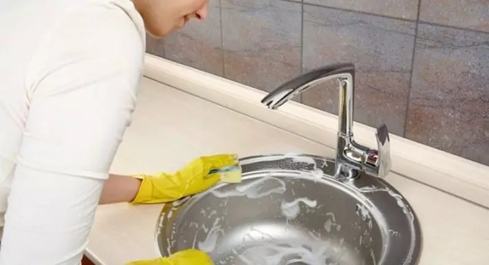 Metal Sinks untuk dapur (22 foto): Fitur-fitur wastafel dapur besi, ikhtisar aluminium dan model galvanis. Bagaimana cara memilih? 21009_22