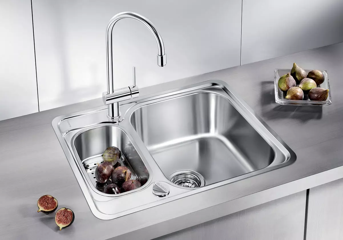 Metal Sinks untuk dapur (22 foto): Fitur-fitur wastafel dapur besi, ikhtisar aluminium dan model galvanis. Bagaimana cara memilih? 21009_5
