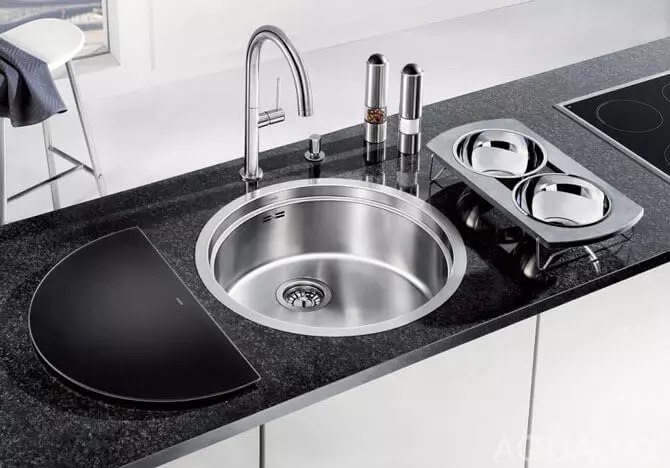 Metal Sinks untuk dapur (22 foto): Fitur-fitur wastafel dapur besi, ikhtisar aluminium dan model galvanis. Bagaimana cara memilih? 21009_7