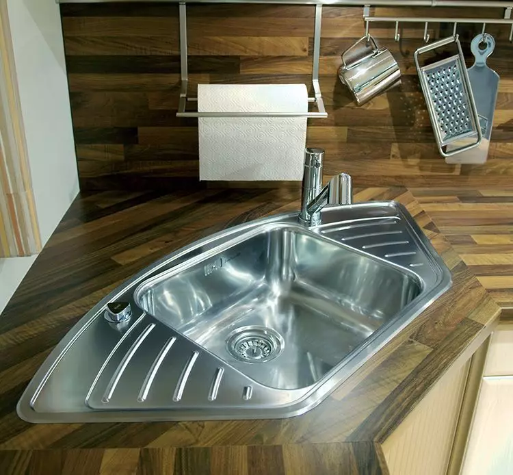 Metal Sinks untuk dapur (22 foto): Fitur-fitur wastafel dapur besi, ikhtisar aluminium dan model galvanis. Bagaimana cara memilih? 21009_8
