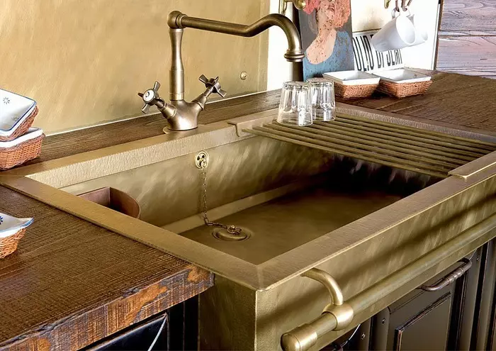 Metal Sinks untuk dapur (22 foto): Fitur-fitur wastafel dapur besi, ikhtisar aluminium dan model galvanis. Bagaimana cara memilih? 21009_9